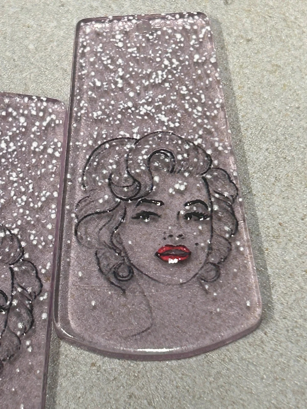 Paire de breloques Marilyn Monroe lilas et flocons – photo 2